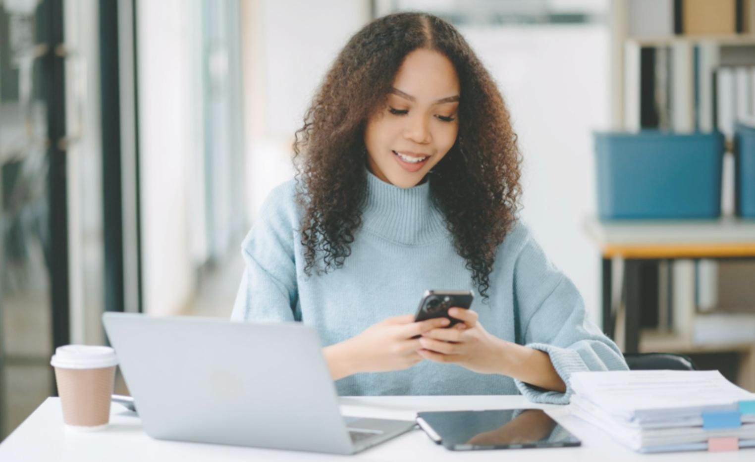 Espace de travail organisé et lumineux avec bureau moderne